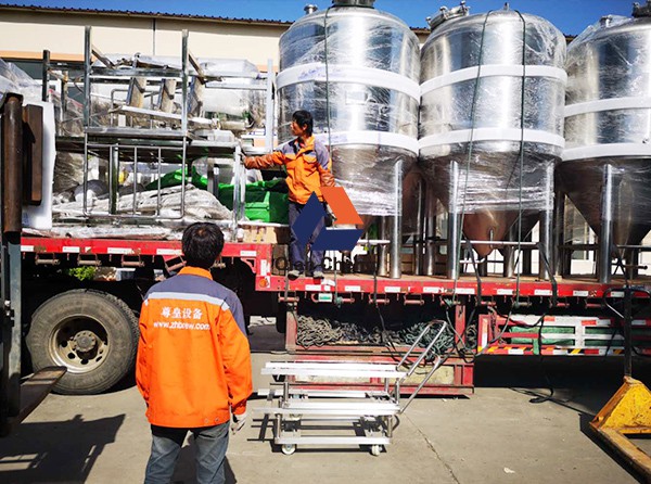 发往朝鲜4000L精酿生产线